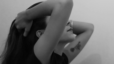 Hogyan viselj magas derekú gótikus szoknyát – stílustippek