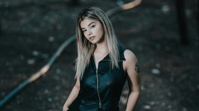 Fűzős ruhák viktoriánus stílusban – romantika és elegancia gótikus hangulatban