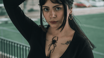 A fűzős ruha története – a középkori inspirációktól a modern gótikáig