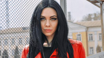 Gótikus felső mint az öltözet alapja – hogyan építsd fel sötét stílusod fentről lefelé?