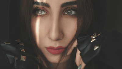 Gótikus nyári megjelenés – könnyű topok és pólók sötét színekben