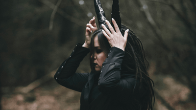 Mellény mint színpadi jelmez – gótikus elegancia a színpadon